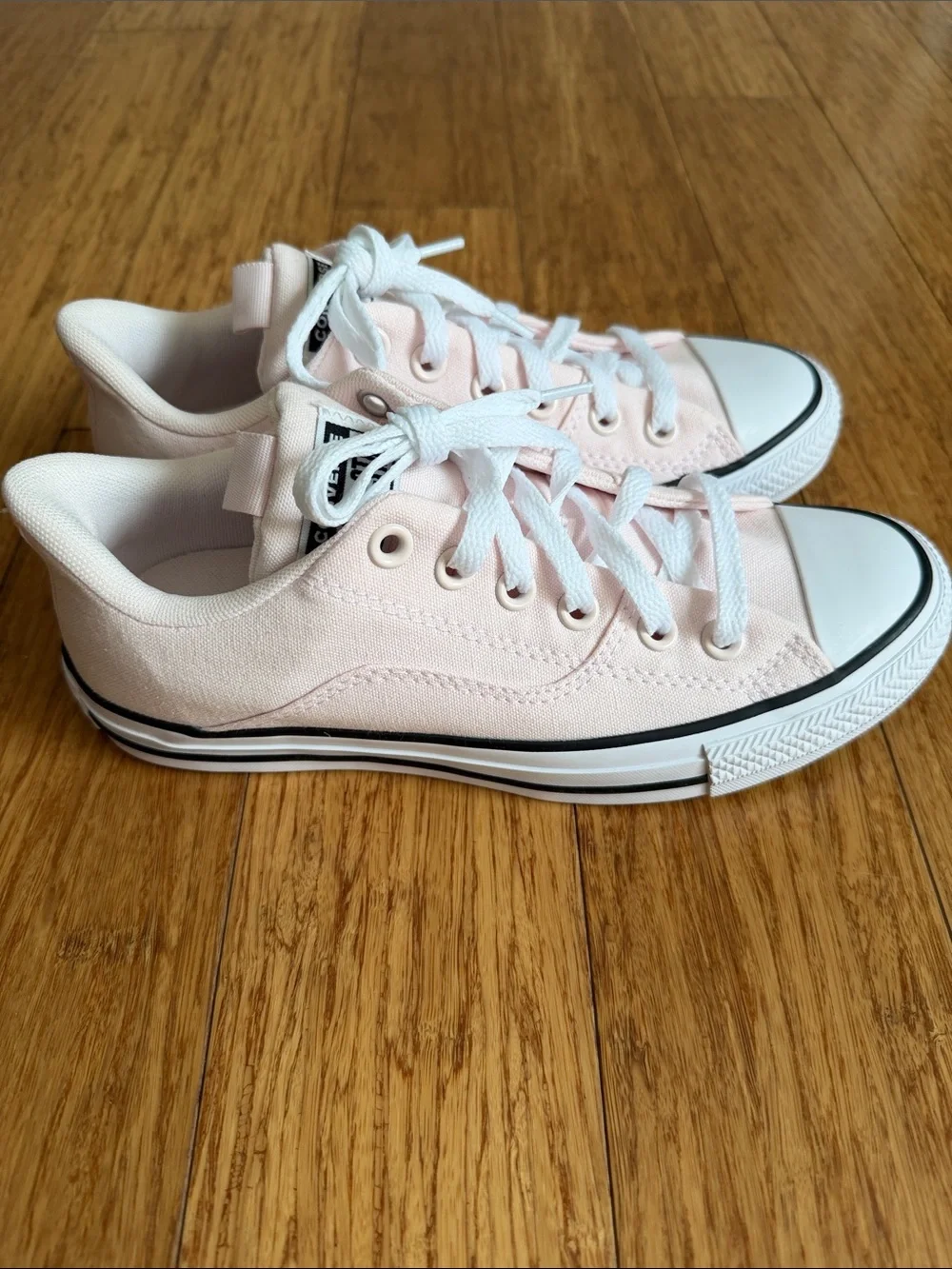 Converse Low-Top Sneakers in Pale Pink and White